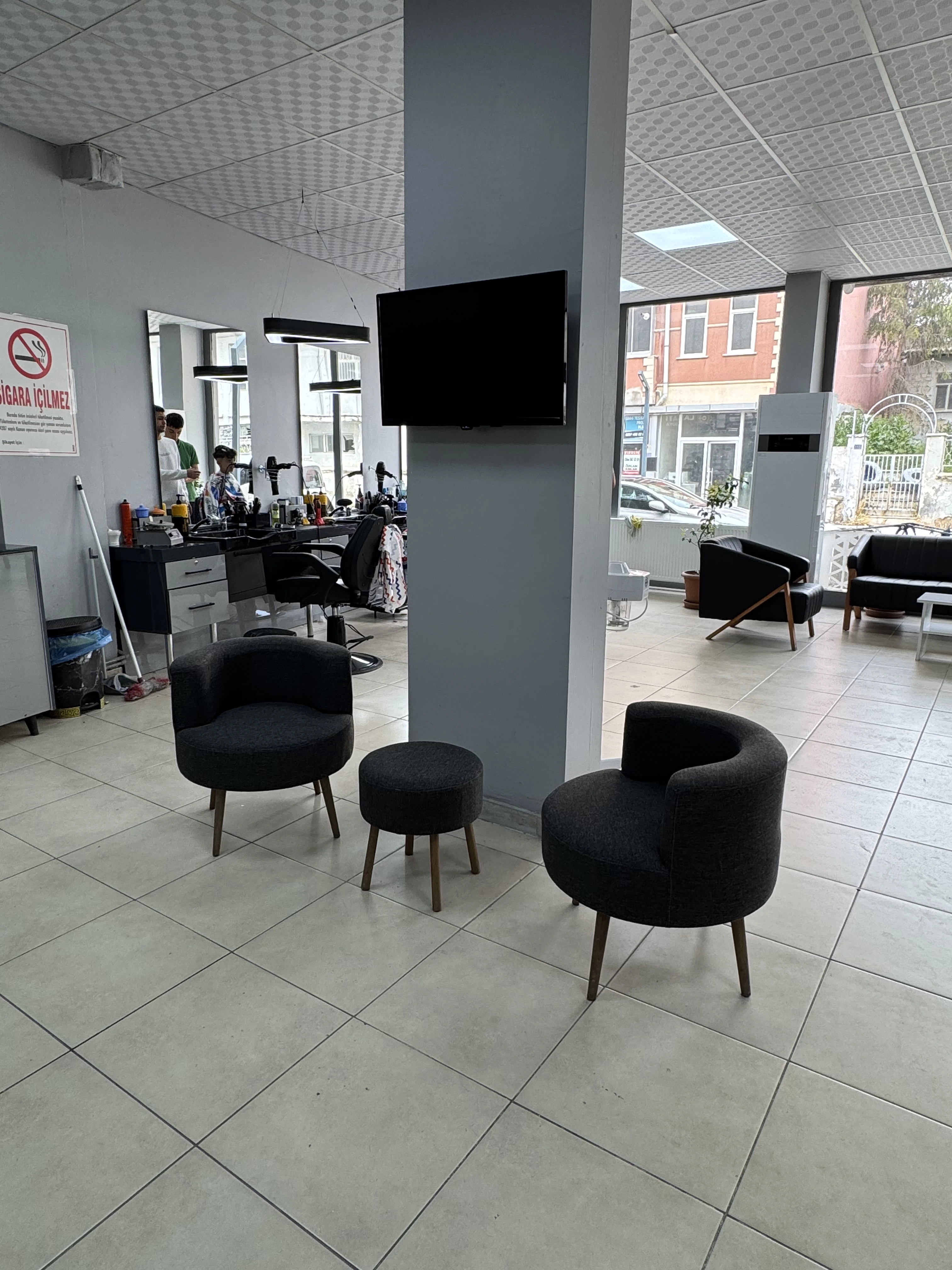 Kuafor Osso bekleme alanı ve salon iç mekanı